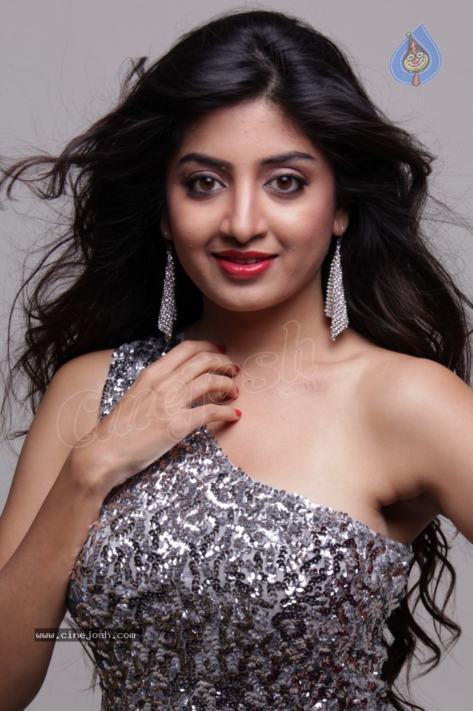 Poonam Kaur Hot Gallery - 16 / 41 photos