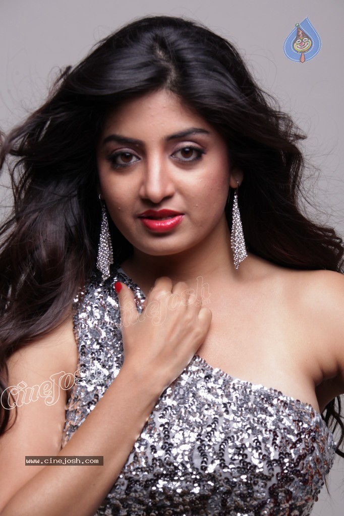 Poonam Kaur Hot Gallery - 22 / 41 photos