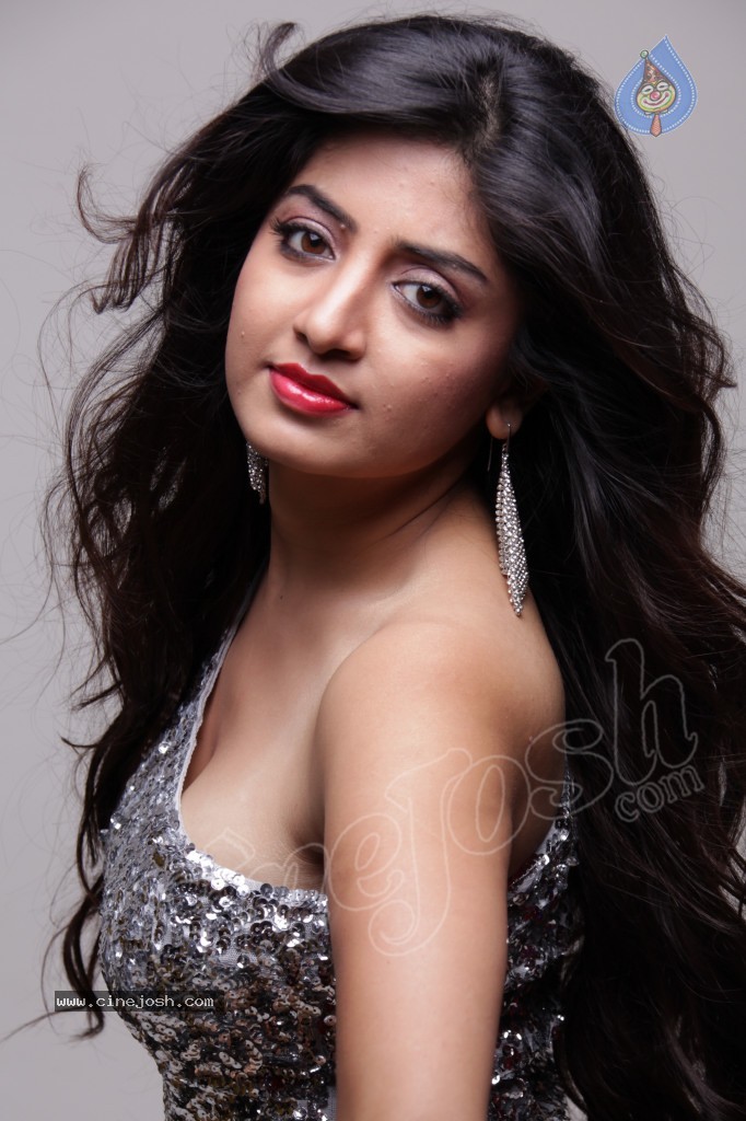 Poonam Kaur Hot Gallery - 26 / 41 photos