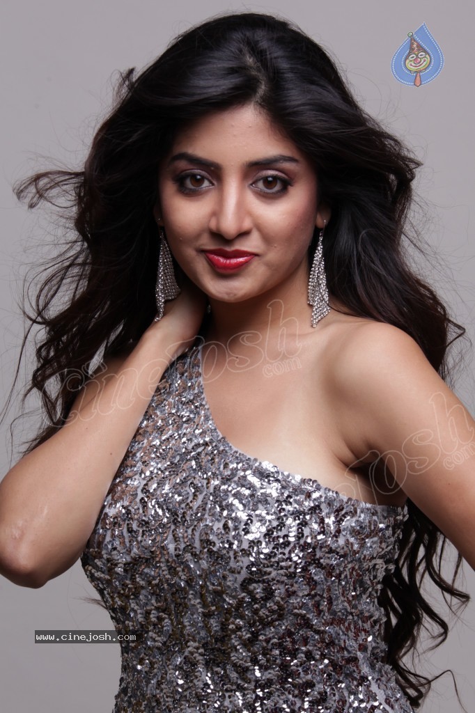 Poonam Kaur Hot Gallery - 29 / 41 photos