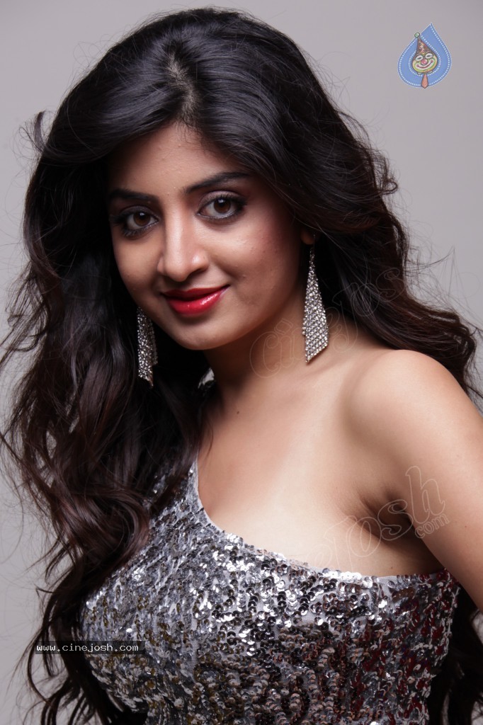 Poonam Kaur Hot Gallery - 31 / 41 photos