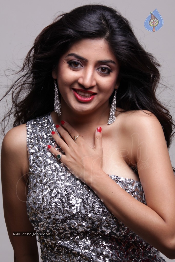 Poonam Kaur Hot Gallery - 32 / 41 photos