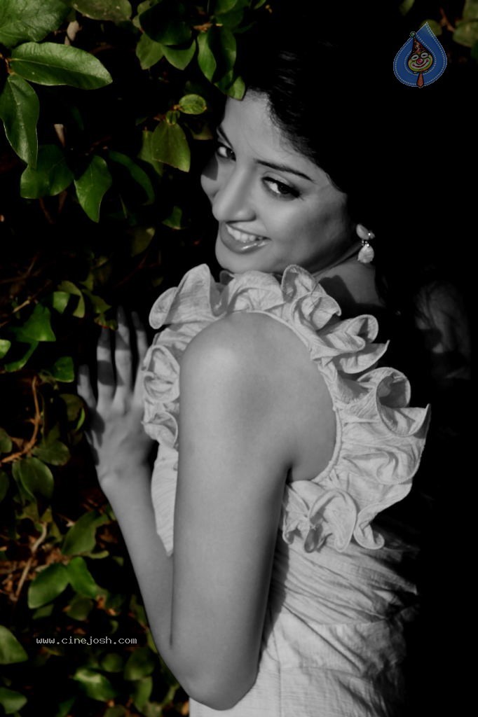 Poonam Kaur Hot Pics - 2 / 33 photos