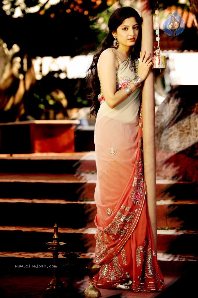 Poonam Kaur Hot Pics - 4 / 33 photos