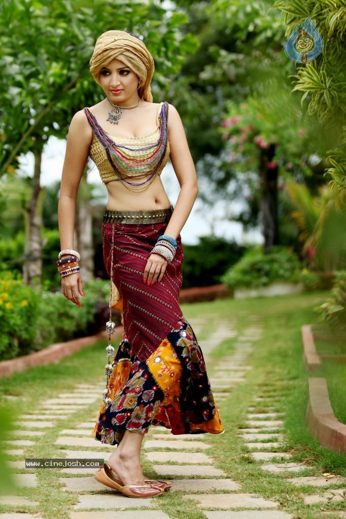 Poonam Kaur Hot Pics - 9 / 33 photos