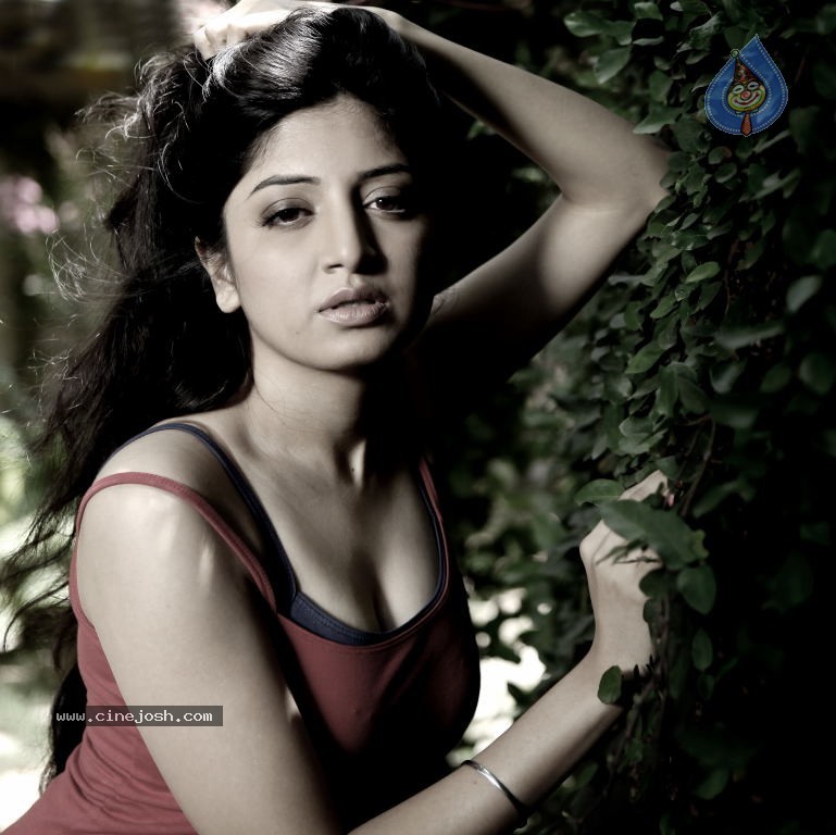 Poonam Kaur Hot Pics - 14 / 33 photos