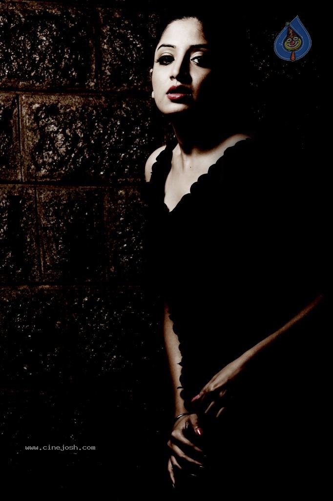 Poonam Kaur Hot Pics - 23 / 33 photos