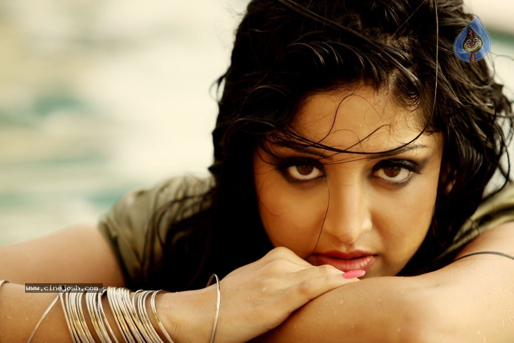 Poonam Kaur Hot Pics - 24 / 33 photos