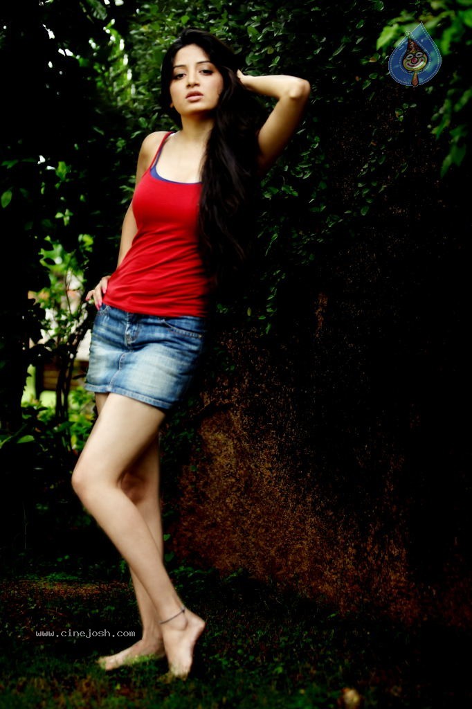 Poonam Kaur Hot Pics - 28 / 33 photos