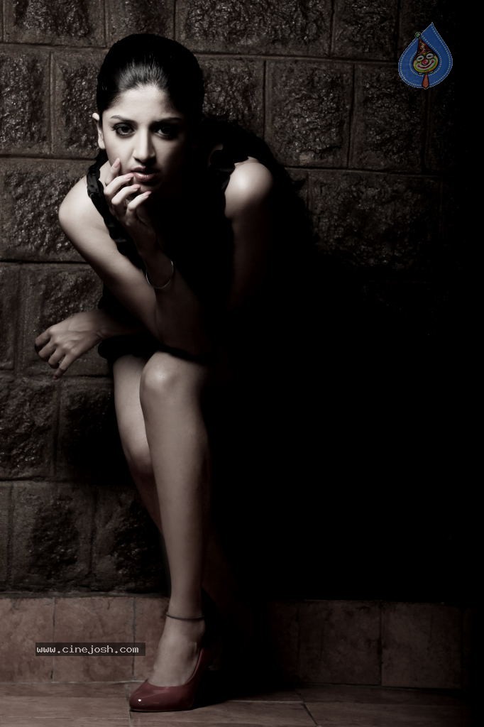 Poonam Kaur Hot Pics - 32 / 33 photos