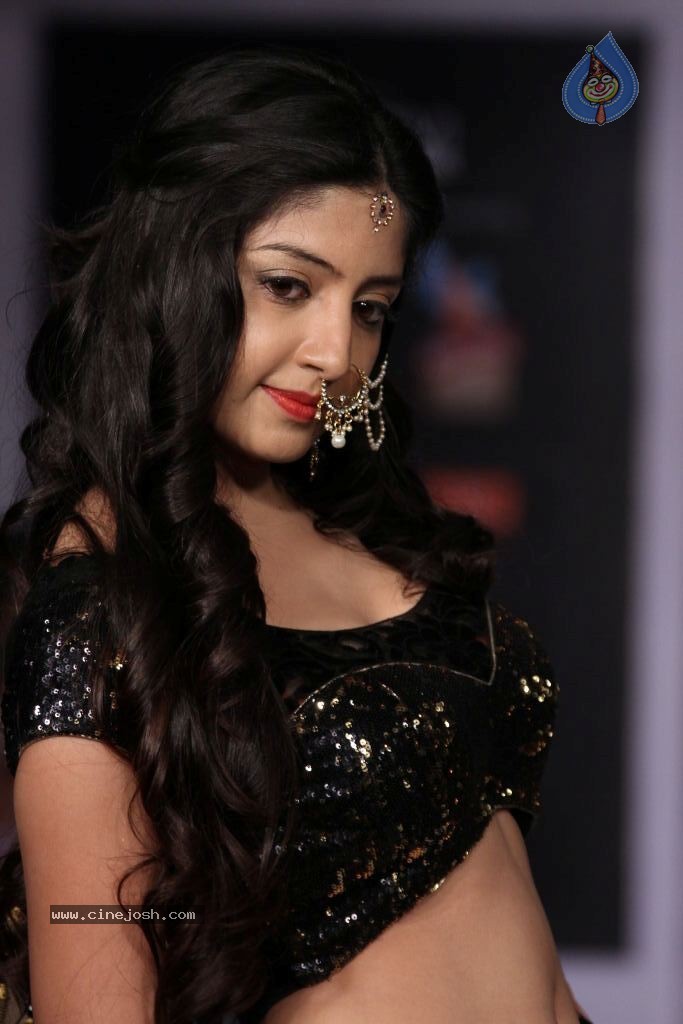 Poonam Kaur Hot Pics - 2 / 20 photos