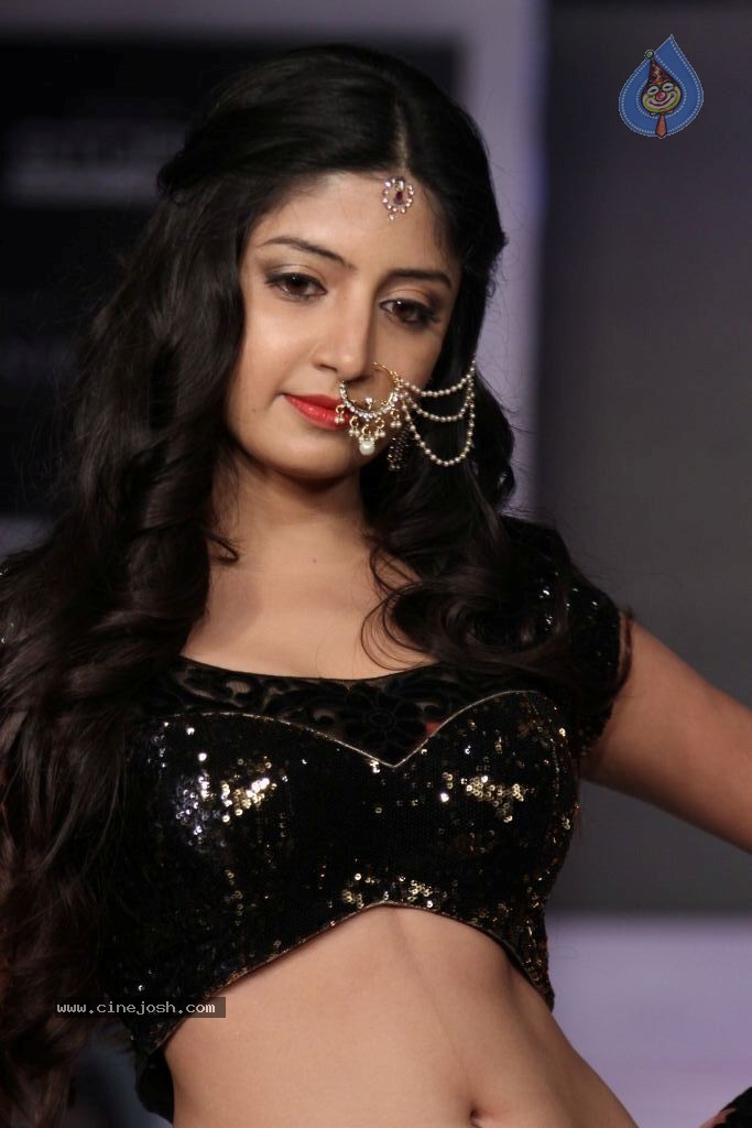 Poonam Kaur Hot Pics - 7 / 20 photos