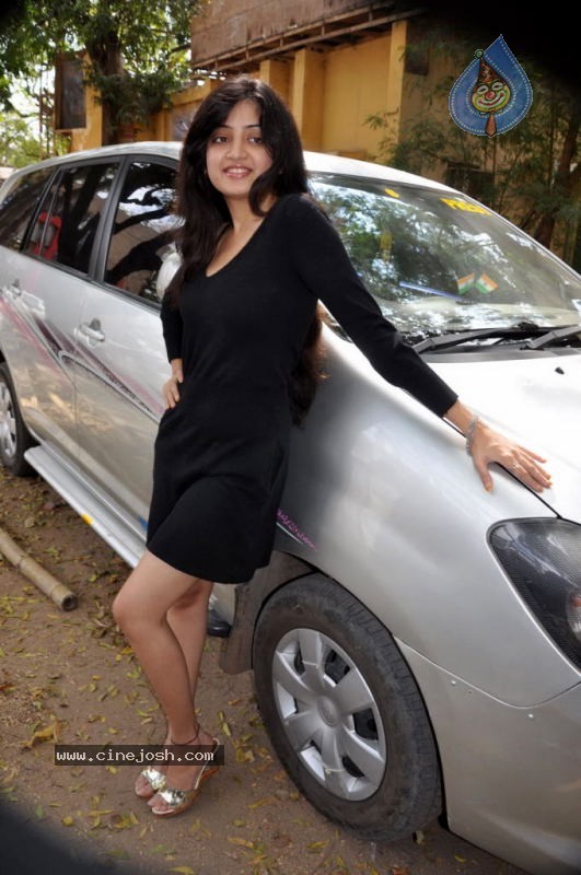 Poonam Kaur Hot Stills - 38 / 59 photos