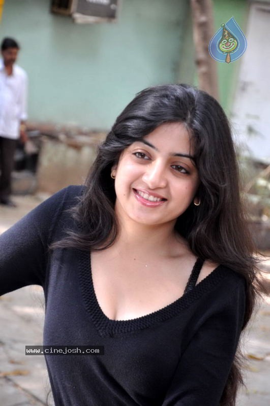 Poonam Kaur Hot Stills - 40 / 59 photos