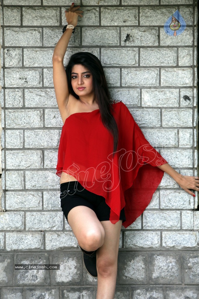 Poonam Kaur New Hot Stills - 34 / 44 photos