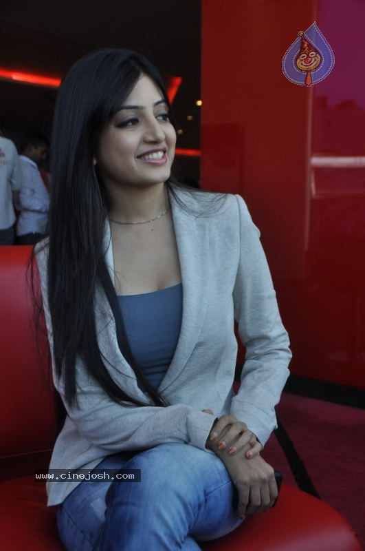 Poonam Kaur New Photos - 23 / 33 photos