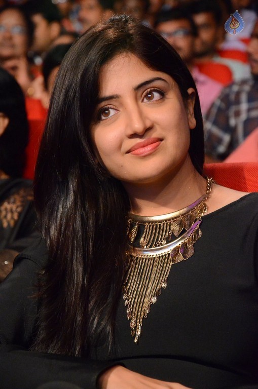 Poonam Kaur New Photos - 1 / 31 photos