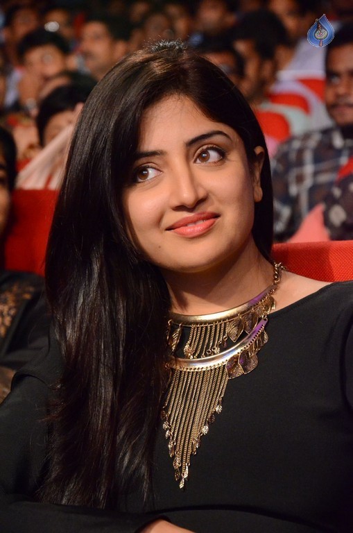 Poonam Kaur New Photos - 13 / 31 photos