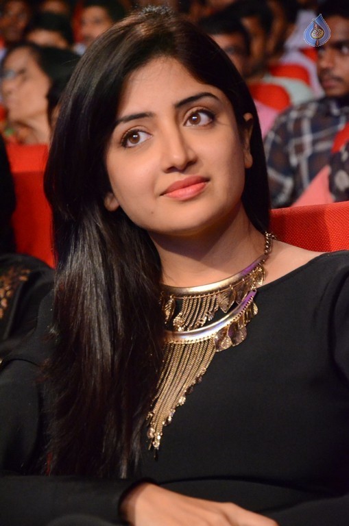 Poonam Kaur New Photos - 18 / 31 photos