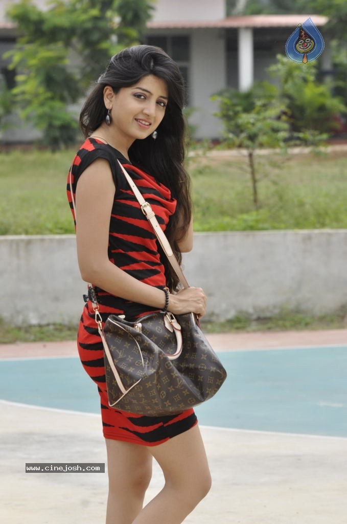 Poonam Kaur New Pics - 46 / 96 photos
