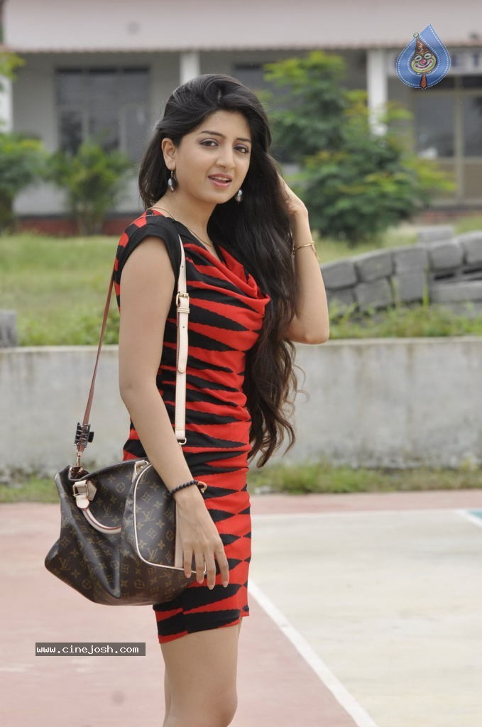 Poonam Kaur New Pics - 50 / 96 photos