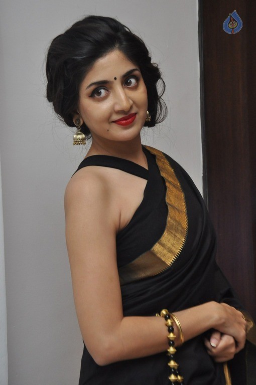 Poonam Kaur Photos - 6 / 28 photos