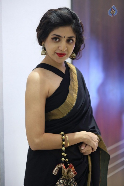 Poonam Kaur Photos - 14 / 28 photos