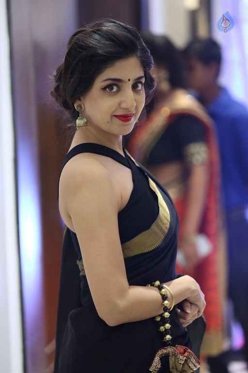 Poonam Kaur Photos - 15 / 28 photos