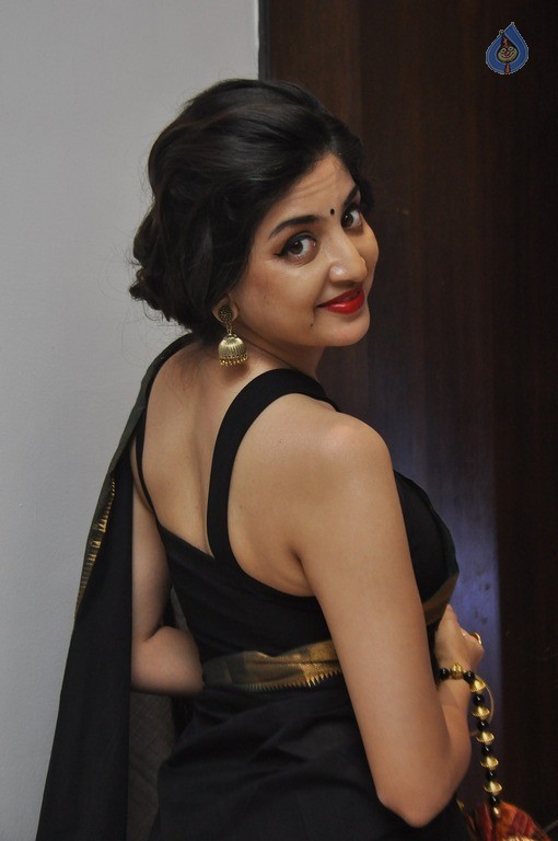 Poonam Kaur Photos - 20 / 28 photos