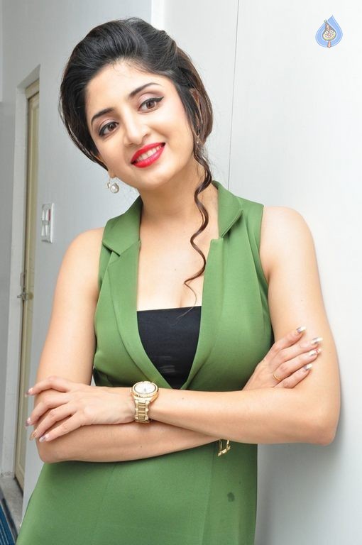 Poonam Kaur Photos - 6 / 36 photos