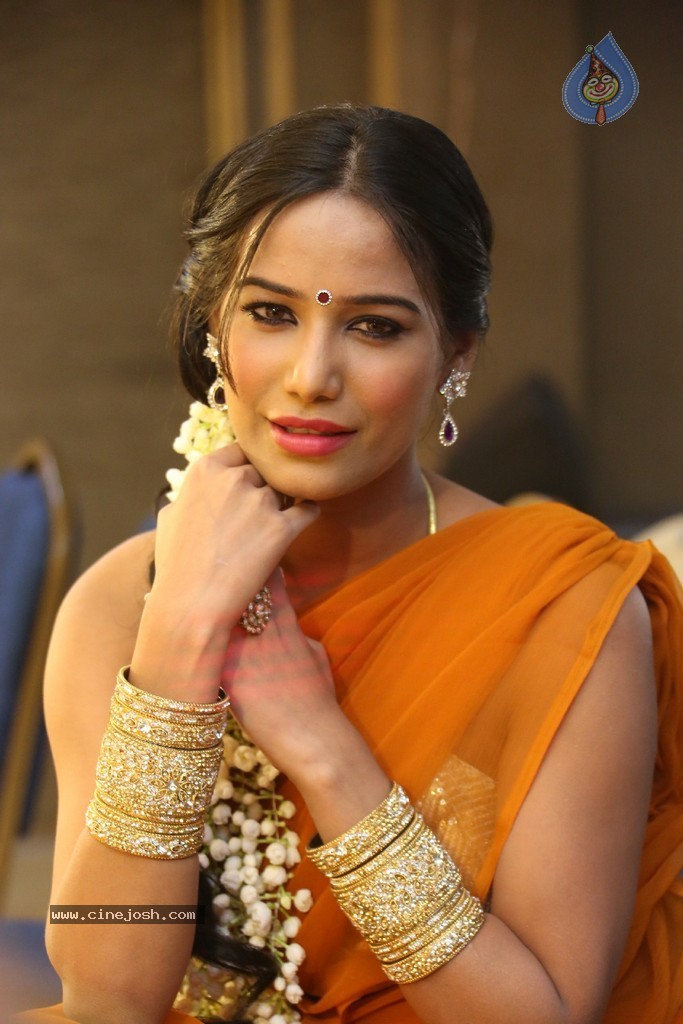 Poonam Pandey Latest Gallery - 32 / 195 photos