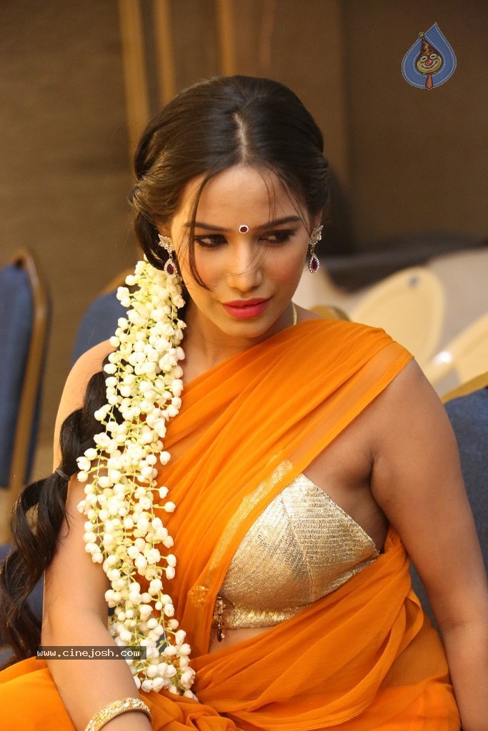 Poonam Pandey Latest Gallery - 75 / 195 photos