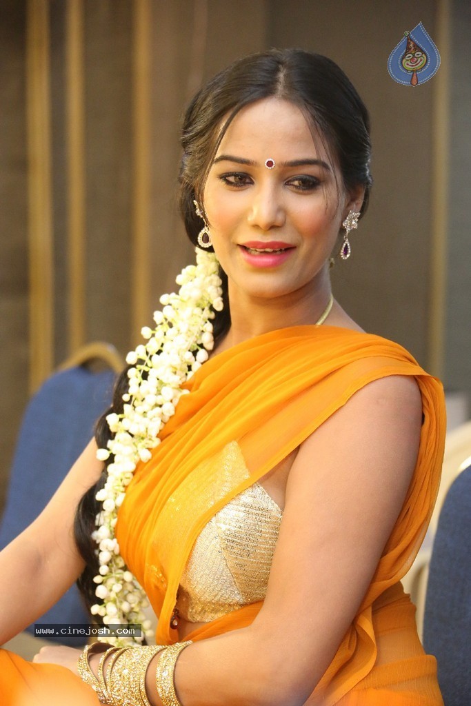Poonam Pandey Latest Gallery - 85 / 195 photos