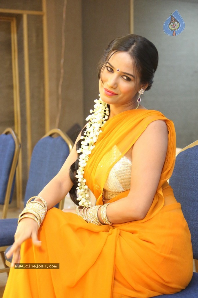 Poonam Pandey Latest Gallery - 106 / 195 photos