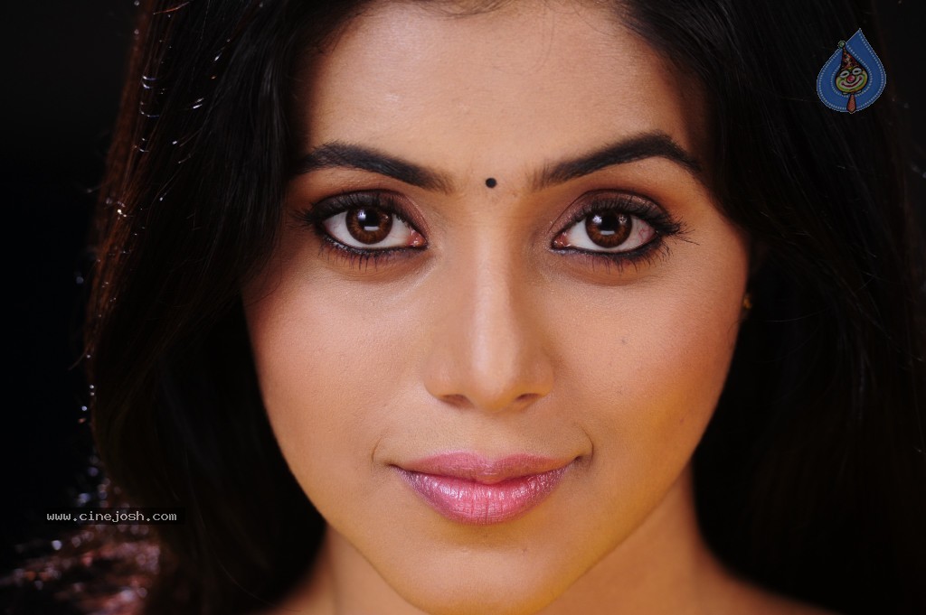 Poorna Hot Gallery - 8 / 71 photos