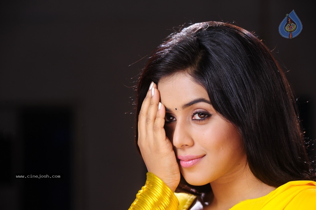 Poorna Hot Gallery - 22 / 71 photos