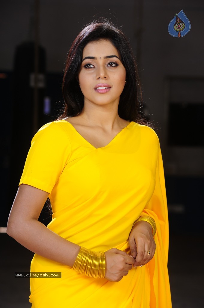 Poorna Hot Gallery - 31 / 71 photos