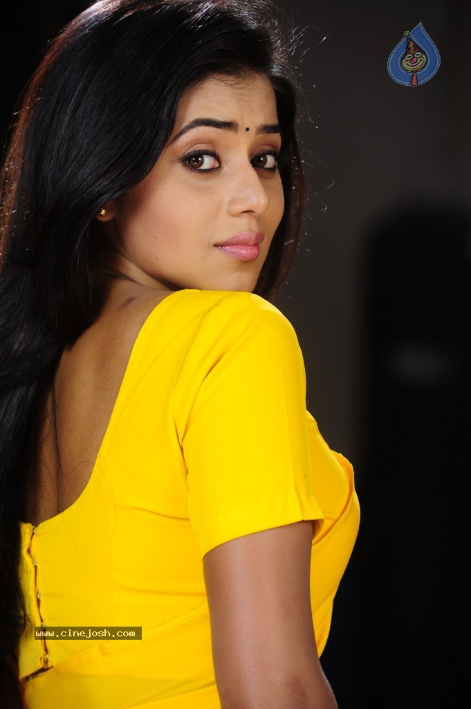 Poorna Hot Gallery - 40 / 71 photos