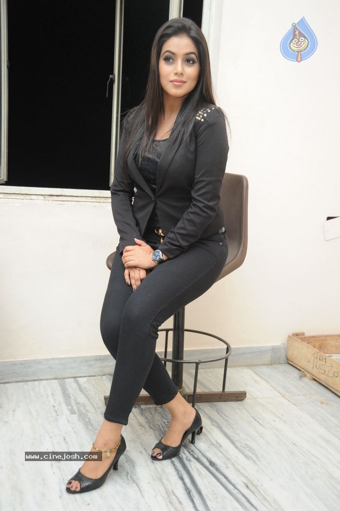 Poorna Latest Gallery - 33 / 106 photos