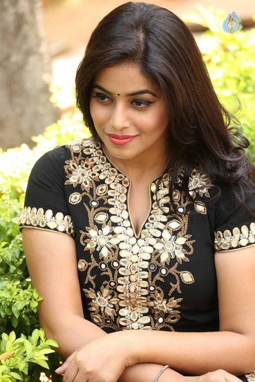 Poorna Latest Photos - 32 / 42 photos