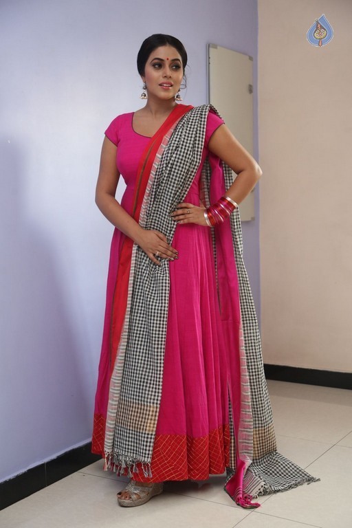 Poorna Latest Stills - 17 / 39 photos