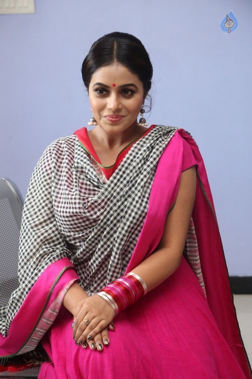 Poorna Latest Stills - 20 / 39 photos