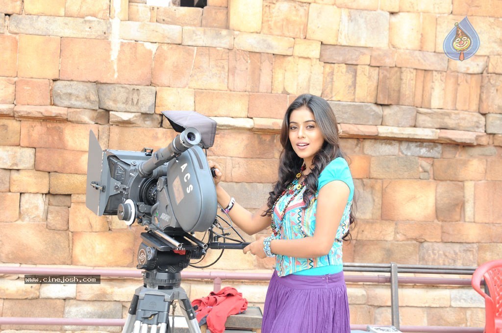 Poorna Latest Stills - 17 / 27 photos