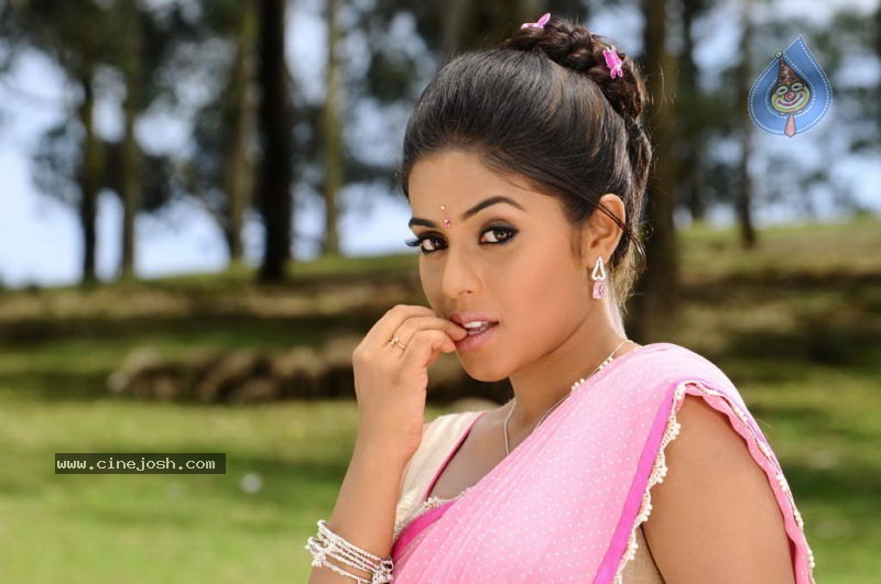 Poorna New Stills - 13 / 29 photos