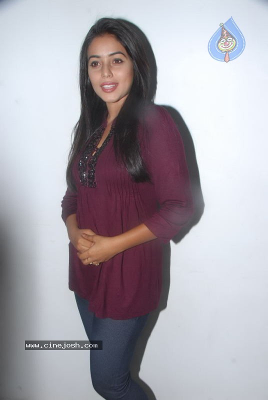 Poorna Photos - 25 / 72 photos