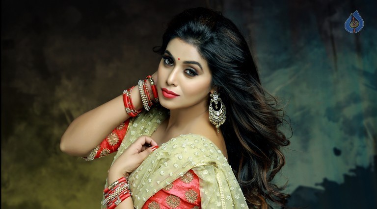 Poorna Photoshoot Photos - 7 / 21 photos