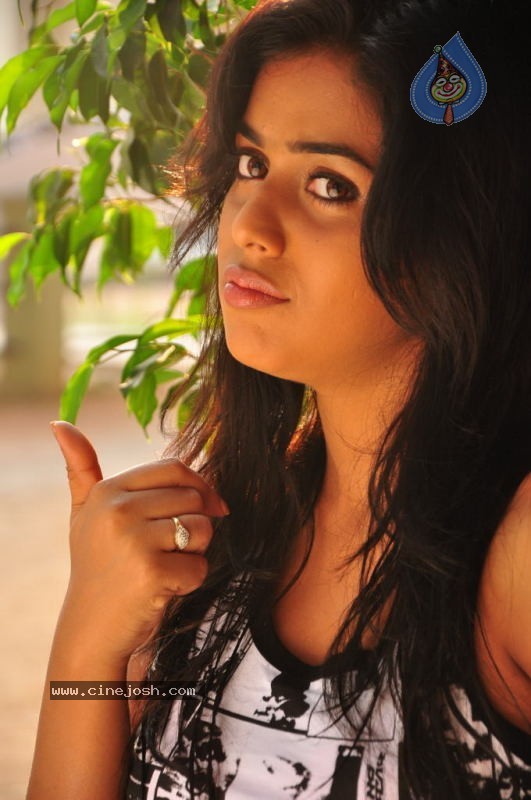 Poorna Stills - 18 / 96 photos