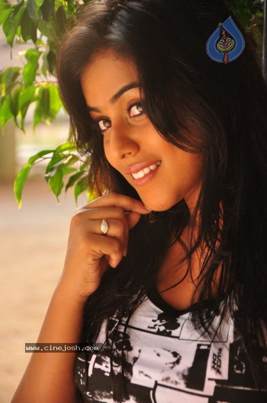 Poorna Stills - 83 / 96 photos