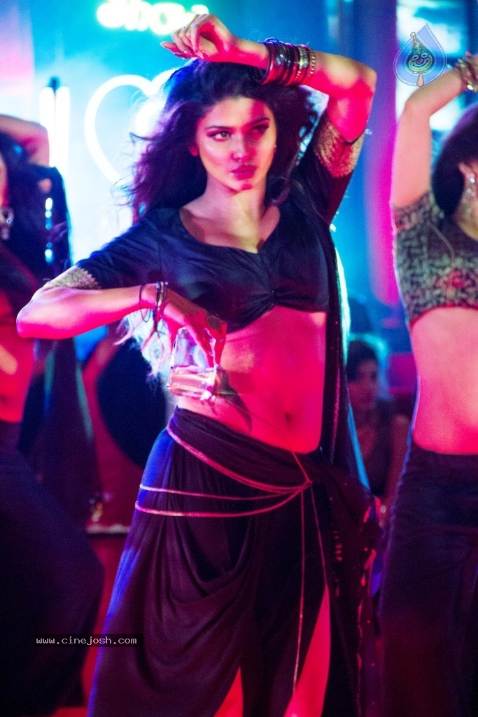 Prachi Desai Hot Stills - 4 / 11 photos