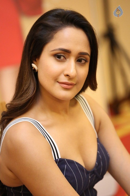Pragya Jaiswal Latest Photos - 33 / 34 photos